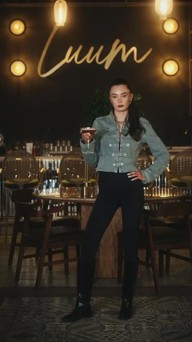 Neon Luum tabelası altında mekân